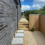 Modern Summer House Overlooking The Water 度假居