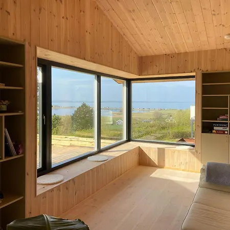 Vakantiehuis Modern Summer House Overlooking The Water