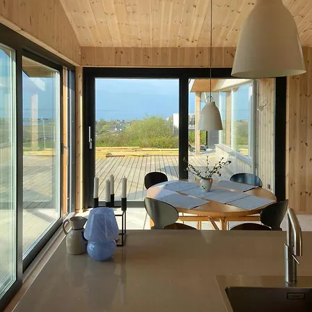 Modern Summer House Overlooking The Water Vakantiehuis