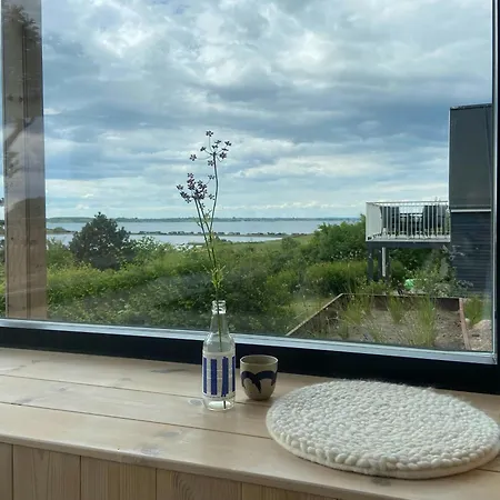 Vakantiehuis Modern Summer House Overlooking The Water