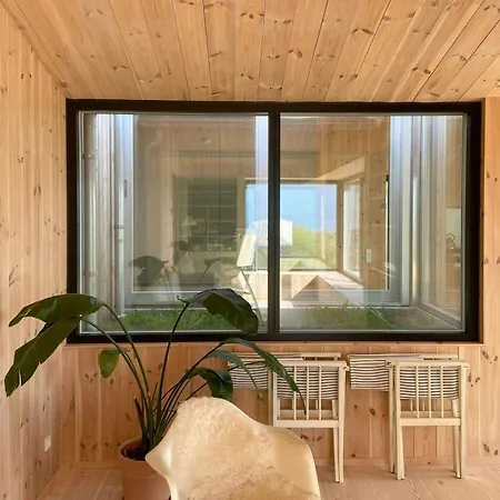 Modern Summer House Overlooking The Water Nyaraló