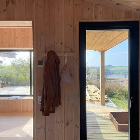 Modern Summer House Overlooking The Water Nyaraló