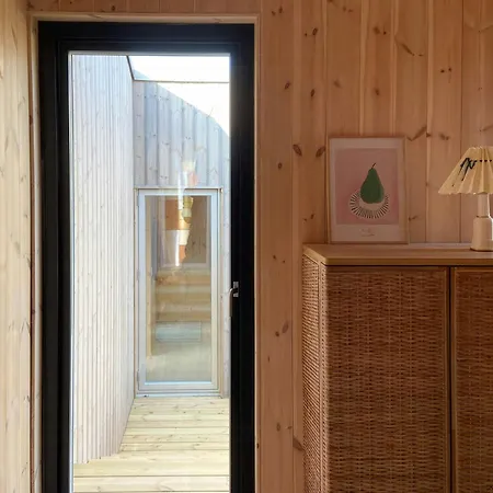 Modern Summer House Overlooking The Water Nyaraló *