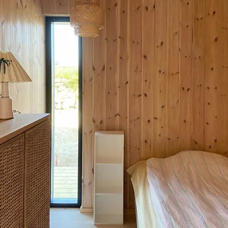 Vakantiehuis Modern Summer House Overlooking The Water