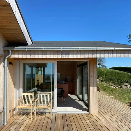 Modern Summer House Overlooking The Water Nyaraló