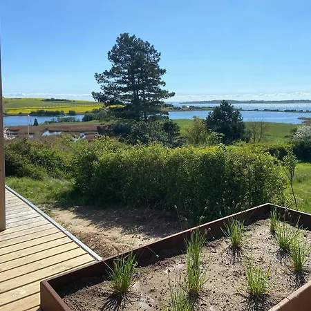 Vakantiehuis Modern Summer House Overlooking The Water *