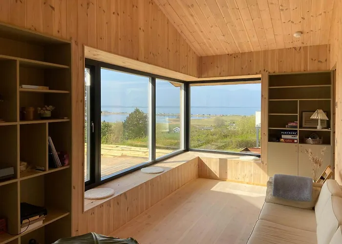 Semesterbostad Modern Summer House Overlooking The Water