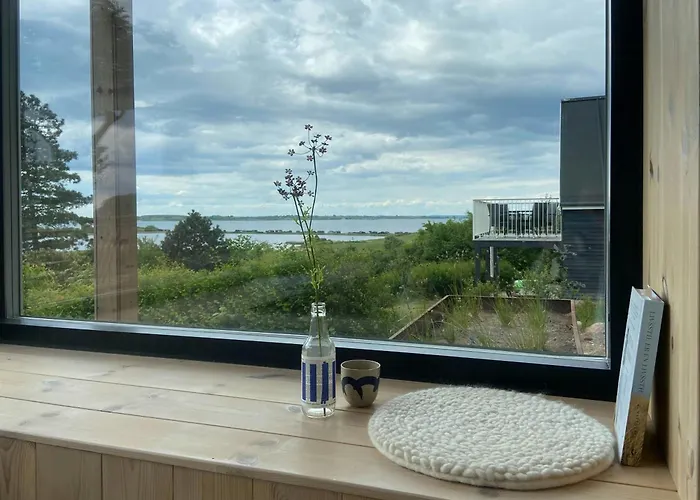 Semesterbostad Modern Summer House Overlooking The Water