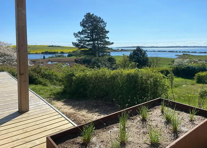 Semesterbostad Modern Summer House Overlooking The Water *